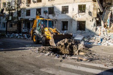 Kharkiv, Ukrayna, 22 Haziran 2024 Rus UMPB D30 güdümlü bombayla Kharkiv 'deki bir iskan binasına yapılan hava saldırısını temizleme çalışmaları sürüyor. Temizlik makineleri enkazı boşaltır..