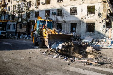 Kharkiv, Ukrayna, 22 Haziran 2024 Rus UMPB D30 güdümlü bombayla Kharkiv 'deki bir iskan binasına yapılan hava saldırısını temizleme çalışmaları sürüyor. Temizlik makineleri enkazı boşaltır..