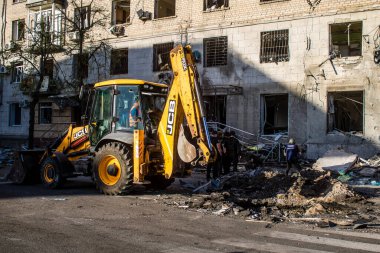 Kharkiv, Ukrayna, 22 Haziran 2024 Rus UMPB D30 güdümlü bombayla Kharkiv 'deki bir iskan binasına yapılan hava saldırısını temizleme çalışmaları sürüyor. Temizlik makineleri enkazı boşaltır..