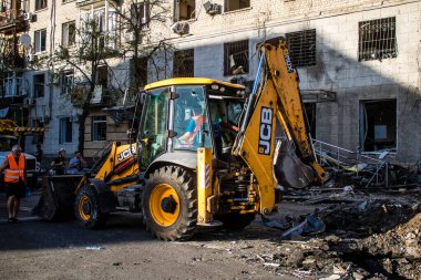 Kharkiv, Ukrayna, 22 Haziran 2024 Rus UMPB D30 güdümlü bombayla Kharkiv 'deki bir iskan binasına yapılan hava saldırısını temizleme çalışmaları sürüyor. Temizlik makineleri enkazı boşaltır..