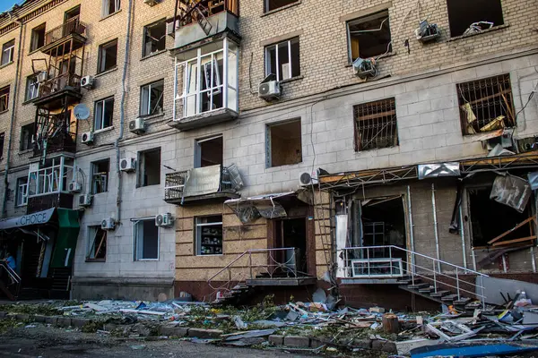 Kharkiv, Ukrayna, 22 Haziran 2024 Rus UMPB D30 güdümlü bombayla Kharkiv 'in merkezindeki otobüs durağı yakınlarındaki bir binaya saldırdı. Patlama bitişik binalara hasar verdi.