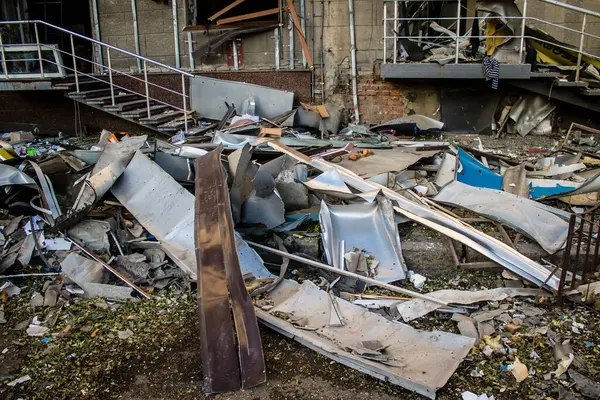 Kharkiv, Ukrayna, 22 Haziran 2024 Rus UMPB D30 güdümlü bombayla Kharkiv 'in merkezindeki otobüs durağı yakınlarındaki bir binaya saldırdı. Patlama bitişik binalara hasar verdi.