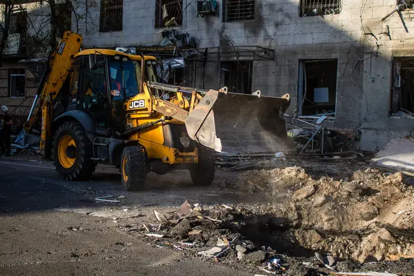 Kharkiv, Ukrayna, 22 Haziran 2024 Rus UMPB D30 güdümlü bombayla Kharkiv 'deki bir iskan binasına yapılan hava saldırısını temizleme çalışmaları sürüyor. Temizlik makineleri enkazı boşaltır..