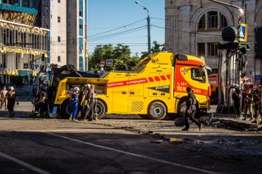 Kharkiv, Ukrayna, 22 Haziran 2024 Rus UMPB D30 güdümlü bombayla Kharkiv 'deki bir iskan binasına yapılan hava saldırısını temizleme çalışmaları sürüyor. Temizlik makineleri enkazı boşaltır..