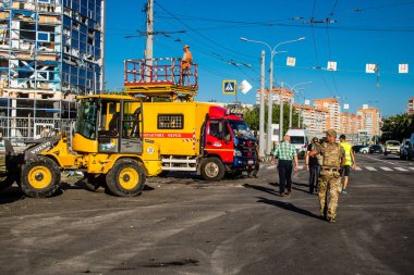 Kharkiv, Ukrayna, 22 Haziran 2024 Rus UMPB D30 güdümlü bombayla Kharkiv 'deki bir iskan binasına yapılan hava saldırısını temizleme çalışmaları sürüyor. Temizlik makineleri enkazı boşaltır..