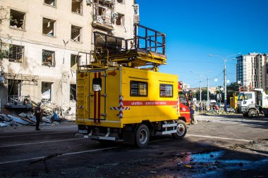 Kharkiv, Ukrayna, 22 Haziran 2024 Rus UMPB D30 güdümlü bombayla Kharkiv 'deki bir iskan binasına yapılan hava saldırısını temizleme çalışmaları sürüyor. Temizlik makineleri enkazı boşaltır..
