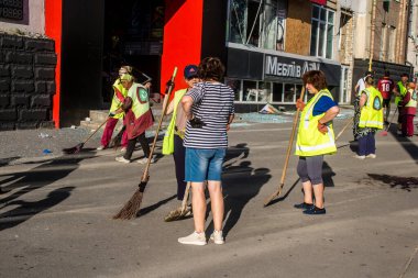 Kharkiv, Ukrayna, 22 Haziran 2024 Rus UMPB D30 güdümlü bombayla Kharkiv 'deki bir iskan binasına yapılan hava saldırısını temizleme çalışmaları sürüyor. Temizlik makineleri enkazı boşaltır..