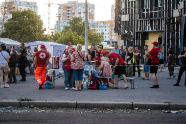 Kharkiv, Ukrayna, 22 Haziran 2024 Kızıl Haç gönüllüleri, Kharkiv şehir merkezindeki Rus UMPB D30 güdümlü bombayla hava saldırısı alanındaki kurtarma ekiplerine lojistik destek sağlıyor..
