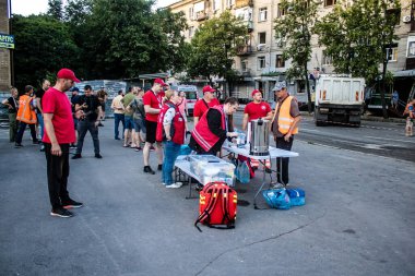 Kharkiv, Ukrayna, 22 Haziran 2024 Kızıl Haç gönüllüleri, Kharkiv şehir merkezindeki Rus UMPB D30 güdümlü bombayla hava saldırısı alanındaki kurtarma ekiplerine lojistik destek sağlıyor..