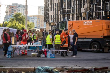 Kharkiv, Ukrayna, 22 Haziran 2024 Kızıl Haç gönüllüleri, Kharkiv şehir merkezindeki Rus UMPB D30 güdümlü bombayla hava saldırısı alanındaki kurtarma ekiplerine lojistik destek sağlıyor..