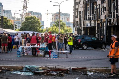 Kharkiv, Ukrayna, 22 Haziran 2024 Kızıl Haç gönüllüleri, Kharkiv şehir merkezindeki Rus UMPB D30 güdümlü bombayla hava saldırısı alanındaki kurtarma ekiplerine lojistik destek sağlıyor..