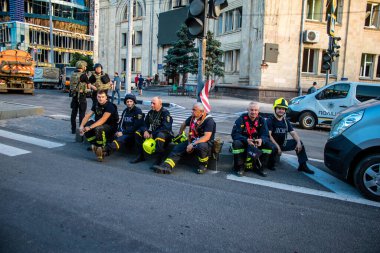 Kharkiv, Ukrayna, 22 Haziran 2024 Kurtarma Ekibi, Kharkiv 'in merkezindeki bir yerleşim yerine Rus UMPB D30 güdümlü bombayla yapılan bir hava saldırısının ardından müdahale etti..