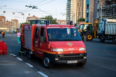 Kharkiv, Ukrayna, 22 Haziran 2024 Kurtarma Ekibi, Kharkiv 'in merkezindeki bir yerleşim yerine Rus UMPB D30 güdümlü bombayla yapılan bir hava saldırısının ardından müdahale etti..