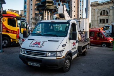 Kharkiv, Ukrayna, 22 Haziran 2024 Kurtarma Ekibi, Kharkiv 'in merkezindeki bir yerleşim yerine Rus UMPB D30 güdümlü bombayla yapılan bir hava saldırısının ardından müdahale etti..