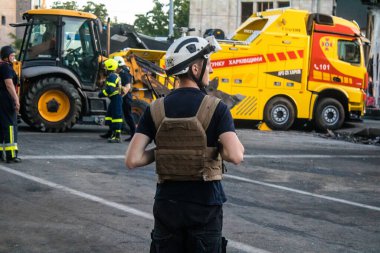 Kharkiv, Ukrayna, 22 Haziran 2024 Kurtarma Ekibi, Kharkiv 'in merkezindeki bir yerleşim yerine Rus UMPB D30 güdümlü bombayla yapılan bir hava saldırısının ardından müdahale etti..