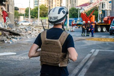 Kharkiv, Ukrayna, 22 Haziran 2024 Kurtarma Ekibi, Kharkiv 'in merkezindeki bir yerleşim yerine Rus UMPB D30 güdümlü bombayla yapılan bir hava saldırısının ardından müdahale etti..