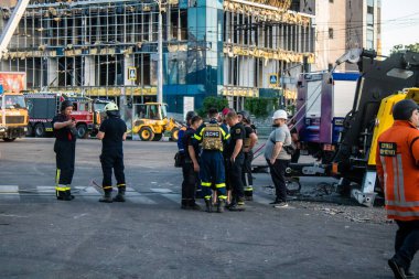 Kharkiv, Ukrayna, 22 Haziran 2024 Kurtarma Ekibi, Kharkiv 'in merkezindeki bir yerleşim yerine Rus UMPB D30 güdümlü bombayla yapılan bir hava saldırısının ardından müdahale etti..