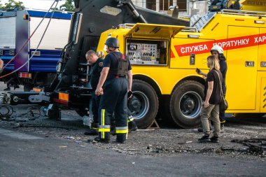 Kharkiv, Ukrayna, 22 Haziran 2024 Kurtarma Ekibi, Kharkiv 'in merkezindeki bir yerleşim yerine Rus UMPB D30 güdümlü bombayla yapılan bir hava saldırısının ardından müdahale etti..