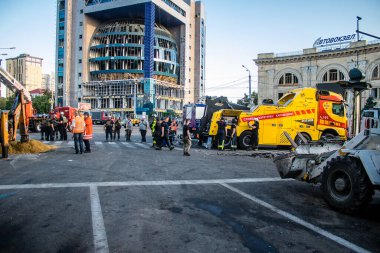 Kharkiv, Ukrayna, 22 Haziran 2024 Kurtarma Ekibi, Kharkiv 'in merkezindeki bir yerleşim yerine Rus UMPB D30 güdümlü bombayla yapılan bir hava saldırısının ardından müdahale etti..