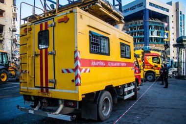 Kharkiv, Ukrayna, 22 Haziran 2024 Kurtarma Ekibi, Kharkiv 'in merkezindeki bir yerleşim yerine Rus UMPB D30 güdümlü bombayla yapılan bir hava saldırısının ardından müdahale etti..