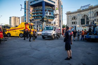 Kharkiv, Ukrayna, 22 Haziran 2024 Kurtarma Ekibi, Kharkiv 'in merkezindeki bir yerleşim yerine Rus UMPB D30 güdümlü bombayla yapılan bir hava saldırısının ardından müdahale etti..