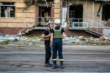 Kharkiv, Ukrayna, 22 Haziran 2024 Kurtarma Ekibi, Kharkiv 'in merkezindeki bir yerleşim yerine Rus UMPB D30 güdümlü bombayla yapılan bir hava saldırısının ardından müdahale etti..