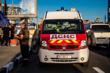 Kharkiv, Ukrayna, 22 Haziran 2024 Kurtarma Ekibi, Kharkiv 'in merkezindeki bir yerleşim yerine Rus UMPB D30 güdümlü bombayla yapılan bir hava saldırısının ardından müdahale etti..