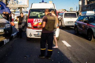 Kharkiv, Ukrayna, 22 Haziran 2024 Kurtarma Ekibi, Kharkiv 'in merkezindeki bir yerleşim yerine Rus UMPB D30 güdümlü bombayla yapılan bir hava saldırısının ardından müdahale etti..