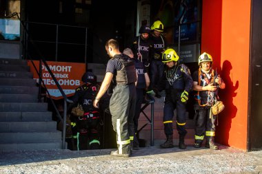 Kharkiv, Ukrayna, 22 Haziran 2024 Kurtarma Ekibi, Kharkiv 'in merkezindeki bir yerleşim yerine Rus UMPB D30 güdümlü bombayla yapılan bir hava saldırısının ardından müdahale etti..