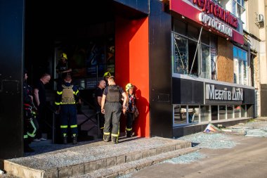 Kharkiv, Ukrayna, 22 Haziran 2024 Kurtarma Ekibi, Kharkiv 'in merkezindeki bir yerleşim yerine Rus UMPB D30 güdümlü bombayla yapılan bir hava saldırısının ardından müdahale etti..