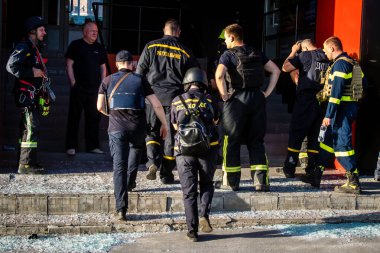 Kharkiv, Ukrayna, 22 Haziran 2024 Kurtarma Ekibi, Kharkiv 'in merkezindeki bir yerleşim yerine Rus UMPB D30 güdümlü bombayla yapılan bir hava saldırısının ardından müdahale etti..