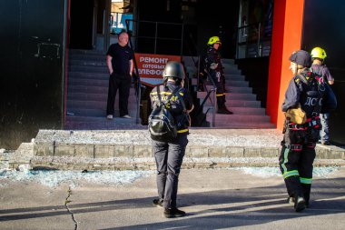 Kharkiv, Ukrayna, 22 Haziran 2024 Kurtarma Ekibi, Kharkiv 'in merkezindeki bir yerleşim yerine Rus UMPB D30 güdümlü bombayla yapılan bir hava saldırısının ardından müdahale etti..