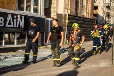 Kharkiv, Ukrayna, 22 Haziran 2024 Kurtarma Ekibi, Kharkiv 'in merkezindeki bir yerleşim yerine Rus UMPB D30 güdümlü bombayla yapılan bir hava saldırısının ardından müdahale etti..