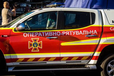 Kharkiv, Ukrayna, 22 Haziran 2024 Kurtarma Ekibi, Kharkiv 'in merkezindeki bir yerleşim yerine Rus UMPB D30 güdümlü bombayla yapılan bir hava saldırısının ardından müdahale etti..