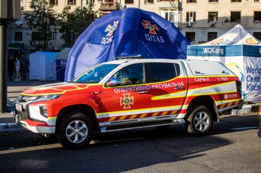 Kharkiv, Ukrayna, 22 Haziran 2024 Kurtarma Ekibi, Kharkiv 'in merkezindeki bir yerleşim yerine Rus UMPB D30 güdümlü bombayla yapılan bir hava saldırısının ardından müdahale etti..