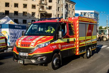 Kharkiv, Ukrayna, 22 Haziran 2024 Kurtarma Ekibi, Kharkiv 'in merkezindeki bir yerleşim yerine Rus UMPB D30 güdümlü bombayla yapılan bir hava saldırısının ardından müdahale etti..