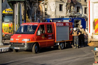 Kharkiv, Ukrayna, 22 Haziran 2024 Kurtarma Ekibi, Kharkiv 'in merkezindeki bir yerleşim yerine Rus UMPB D30 güdümlü bombayla yapılan bir hava saldırısının ardından müdahale etti..