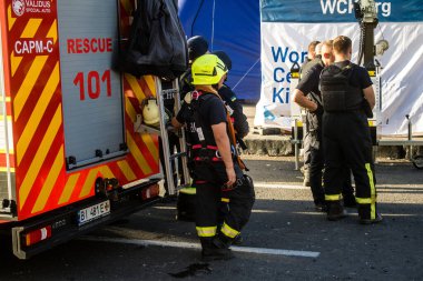 Kharkiv, Ukrayna, 22 Haziran 2024 Kurtarma Ekibi, Kharkiv 'in merkezindeki bir yerleşim yerine Rus UMPB D30 güdümlü bombayla yapılan bir hava saldırısının ardından müdahale etti..