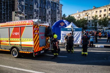 Kharkiv, Ukrayna, 22 Haziran 2024 Kurtarma Ekibi, Kharkiv 'in merkezindeki bir yerleşim yerine Rus UMPB D30 güdümlü bombayla yapılan bir hava saldırısının ardından müdahale etti..