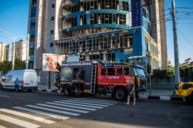 Kharkiv, Ukrayna, 22 Haziran 2024 Kurtarma Ekibi, Kharkiv 'in merkezindeki bir yerleşim yerine Rus UMPB D30 güdümlü bombayla yapılan bir hava saldırısının ardından müdahale etti..