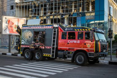 Kharkiv, Ukrayna, 22 Haziran 2024 Kurtarma Ekibi, Kharkiv 'in merkezindeki bir yerleşim yerine Rus UMPB D30 güdümlü bombayla yapılan bir hava saldırısının ardından müdahale etti..