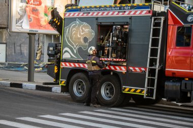 Kharkiv, Ukrayna, 22 Haziran 2024 Kurtarma Ekibi, Kharkiv 'in merkezindeki bir yerleşim yerine Rus UMPB D30 güdümlü bombayla yapılan bir hava saldırısının ardından müdahale etti..