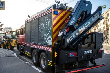 Kharkiv, Ukrayna, 22 Haziran 2024 Kurtarma Ekibi, Kharkiv 'in merkezindeki bir yerleşim yerine Rus UMPB D30 güdümlü bombayla yapılan bir hava saldırısının ardından müdahale etti..