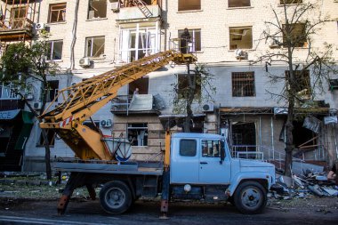 Kharkiv, Ukrayna, 22 Haziran 2024 Kurtarma Ekibi, Kharkiv 'in merkezindeki bir yerleşim yerine Rus UMPB D30 güdümlü bombayla yapılan bir hava saldırısının ardından müdahale etti..
