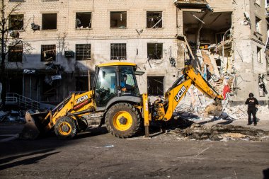 Kharkiv, Ukrayna, 22 Haziran 2024 Kurtarma Ekibi, Kharkiv 'in merkezindeki bir yerleşim yerine Rus UMPB D30 güdümlü bombayla yapılan bir hava saldırısının ardından müdahale etti..