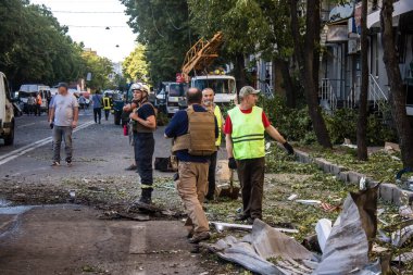 Kharkiv, Ukrayna, 22 Haziran 2024 Kurtarma Ekibi, Kharkiv 'in merkezindeki bir yerleşim yerine Rus UMPB D30 güdümlü bombayla yapılan bir hava saldırısının ardından müdahale etti..