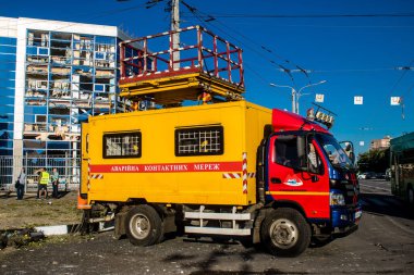 Kharkiv, Ukrayna, 22 Haziran 2024 Kurtarma Ekibi, Kharkiv 'in merkezindeki bir yerleşim yerine Rus UMPB D30 güdümlü bombayla yapılan bir hava saldırısının ardından müdahale etti..