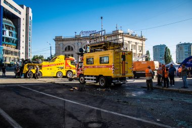 Kharkiv, Ukrayna, 22 Haziran 2024 Kurtarma Ekibi, Kharkiv 'in merkezindeki bir yerleşim yerine Rus UMPB D30 güdümlü bombayla yapılan bir hava saldırısının ardından müdahale etti..