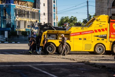 Kharkiv, Ukrayna, 22 Haziran 2024 Kurtarma Ekibi, Kharkiv 'in merkezindeki bir yerleşim yerine Rus UMPB D30 güdümlü bombayla yapılan bir hava saldırısının ardından müdahale etti..