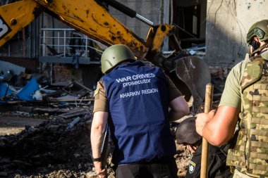 Kharkiv, Ukrayna, 22 Haziran 2024 Savaş Suçları Savcısı Rus UMPB D30 güdümlü bombayla Kharkiv 'deki bir iskan binasına yapılan hava saldırısı sonrasında müdahale etti. Enkaz analiz için toplandı..
